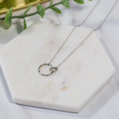 silver interlocking circle necklace