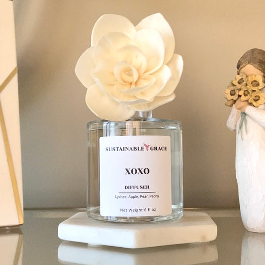 Sustainable Grace XOXO scented flower diffuser with a white sola flower 